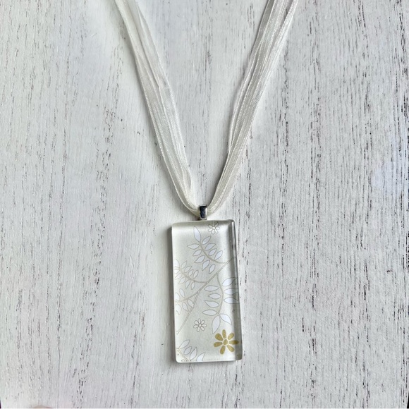 Elegant Vintage Handmade Cream and White Tones Ribbon Necklace - Picture 1 of 9